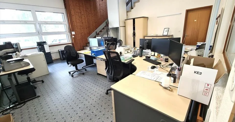À Courrendlin bâtiment industriel spacieux et moderne à vendre