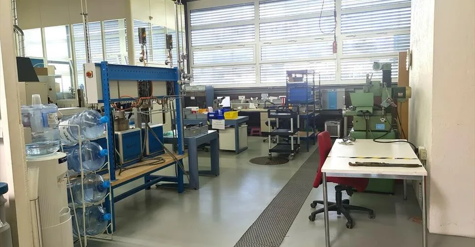 À Courrendlin bâtiment industriel spacieux et moderne à vendre