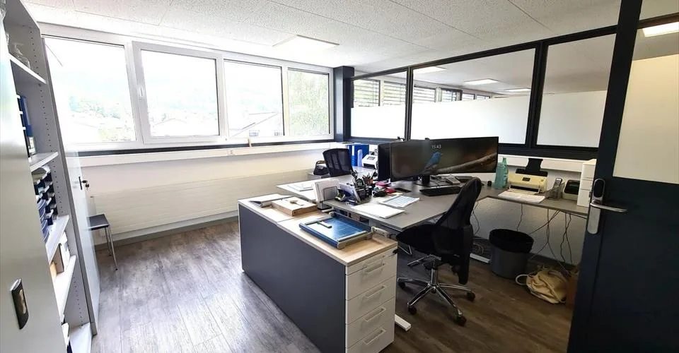 À Courrendlin bâtiment industriel spacieux et moderne à vendre