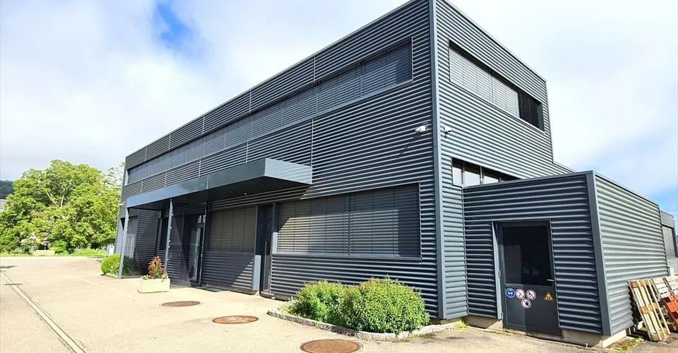 À Courrendlin bâtiment industriel spacieux et moderne à vendre