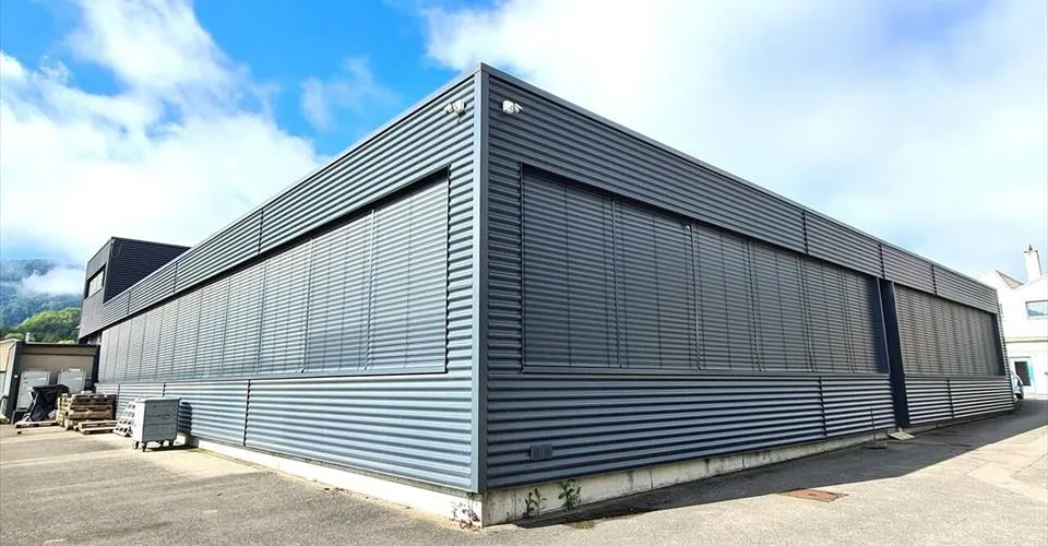 À Courrendlin bâtiment industriel spacieux et moderne à vendre