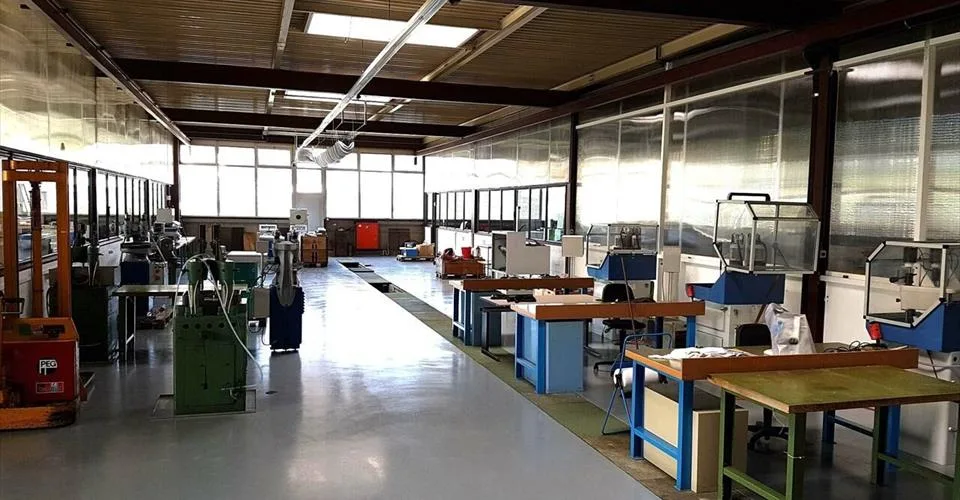 À Courrendlin bâtiment industriel spacieux et moderne à vendre