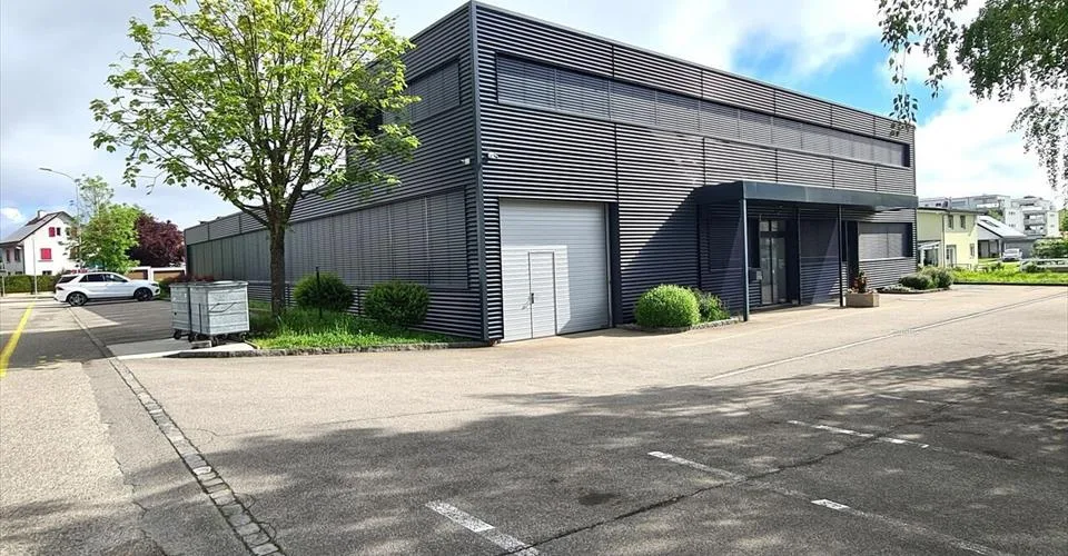 À Courrendlin bâtiment industriel spacieux et moderne à vendre