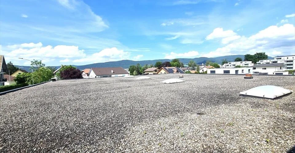 À Courrendlin bâtiment industriel spacieux et moderne à vendre