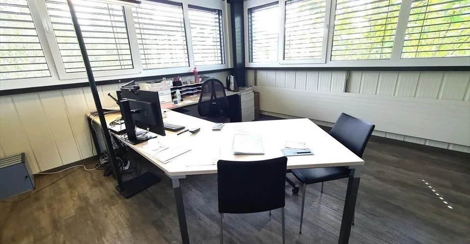 À Courrendlin bâtiment industriel spacieux et moderne à vendre