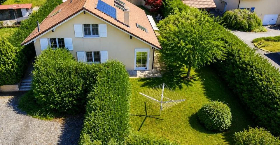 Geräumiges Familienhaus, großer grüner Garten und Garagen für 4 Autos + 2 Parkplätze – Foto 13 von 14