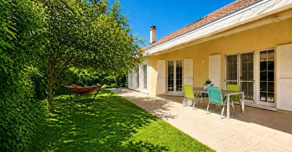 Geräumiges Familienhaus, großer grüner Garten und Garagen für 4 Autos + 2 Parkplätze – Foto 14 von 14