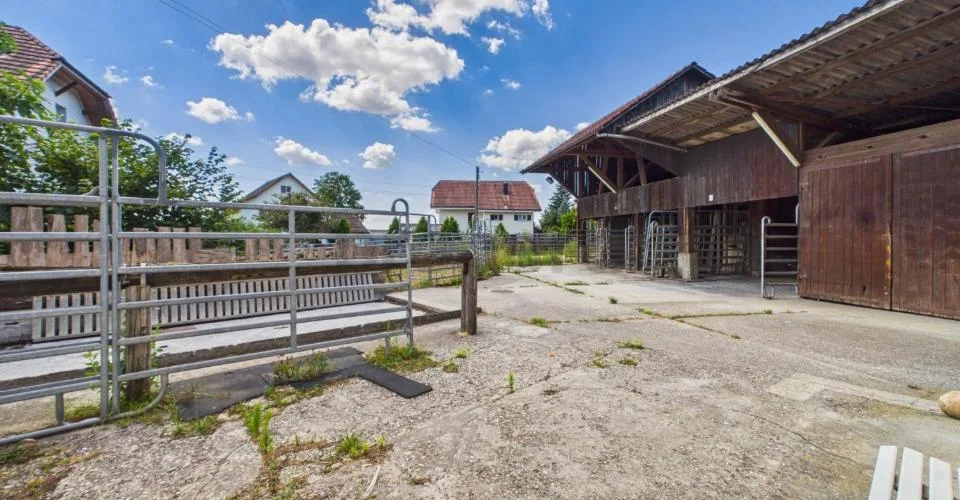 Historisches 8.5-Zimmer-Bauernhaus mit Charme, Pferdestall und grossem Garten in Attiswil