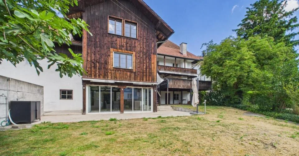 Historisches 8.5-Zimmer-Bauernhaus mit Charme, Pferdestall und grossem Garten in Attiswil