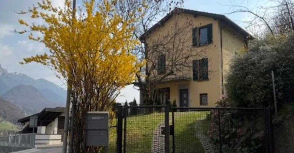 villa bifamiliare composta da due appartamenti con ingresso separato.