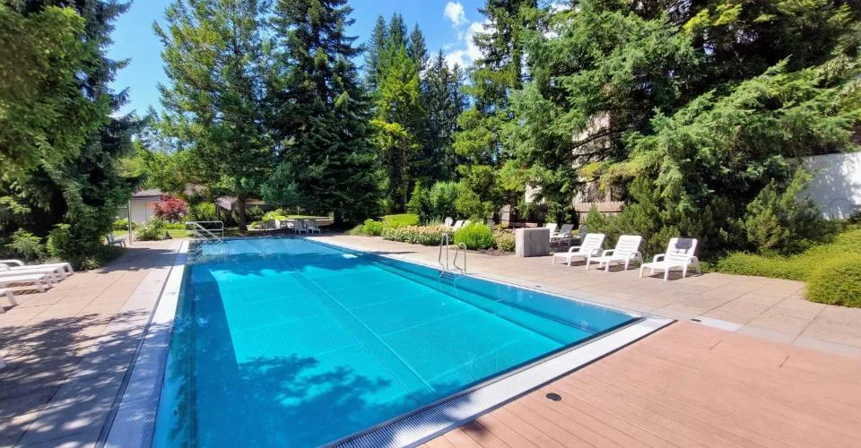 Sonnige Terrasse und exklusiver Zugang zu Pool- und Sportanlagen