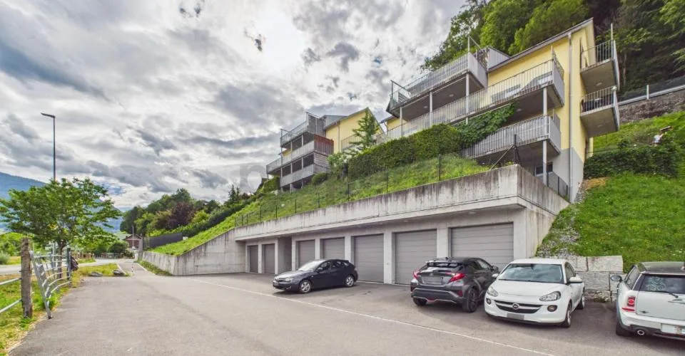 Sonniger Balkon, zwei moderne Badezimmer und barrierefreier Komfort mit Lift