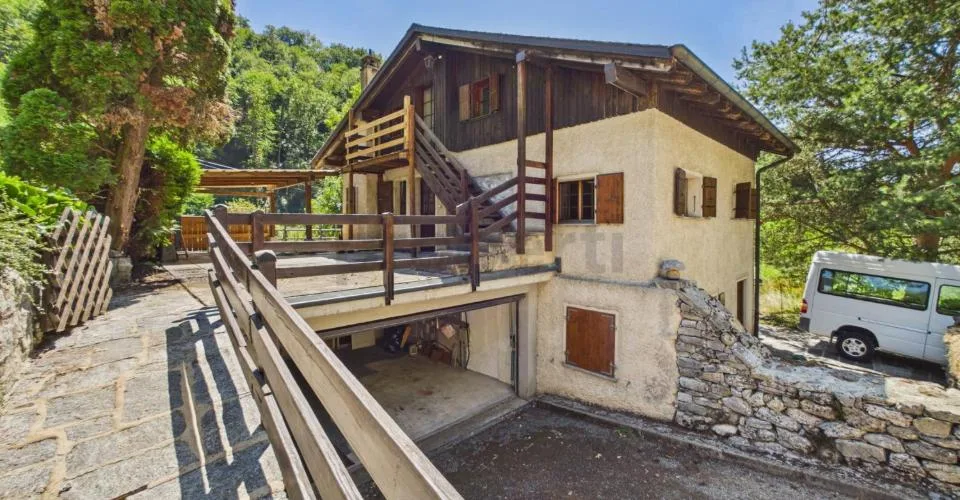 Maison villageoise de 3 appartements (2x 3.5 pces et 1x 2.5 pces) au calme absolu