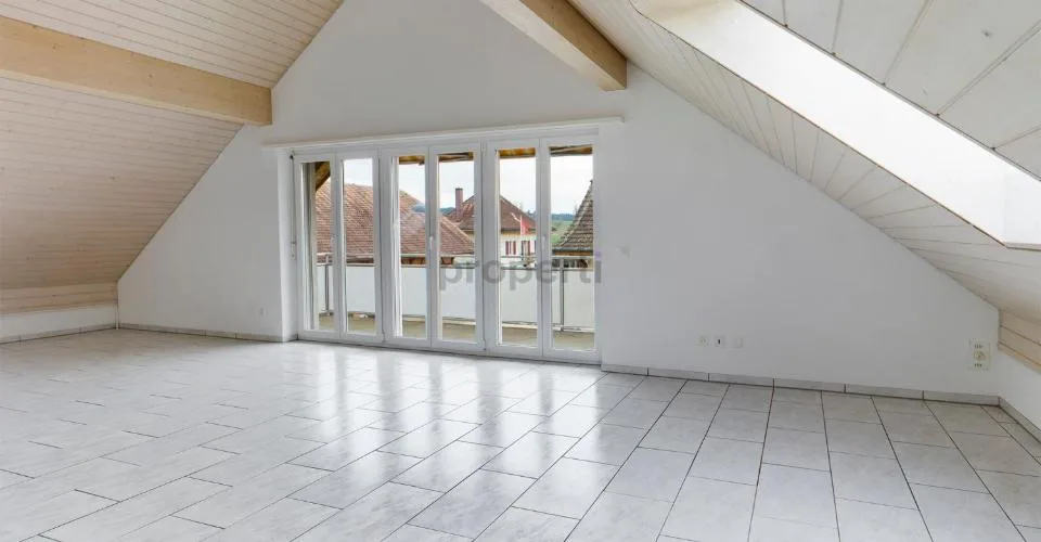 Lichtdurchflutete Dachwohnung mit sonnigem Südbalkon