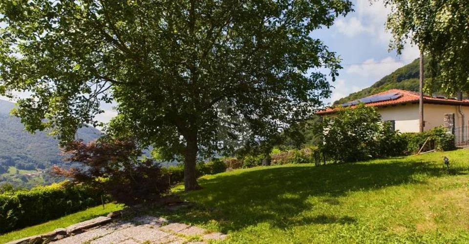 Sonnige Immobilie mit großem Garten – Foto 6 von 10