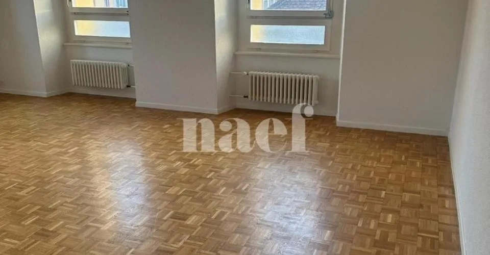 Appartement de 4.5 pièces en plein centre-ville – Foto 2 von 16