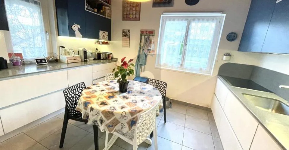 Maison mitoyenne très spacieuse et lumineuse avec jardin – photo 9 sur 12