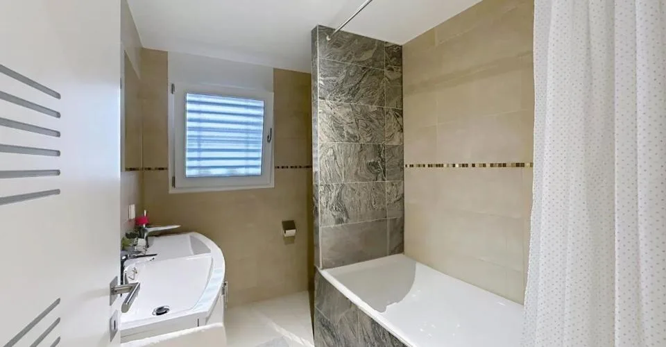 Moderne Villa mit doppeltem Potenzial – Foto 17 von 18