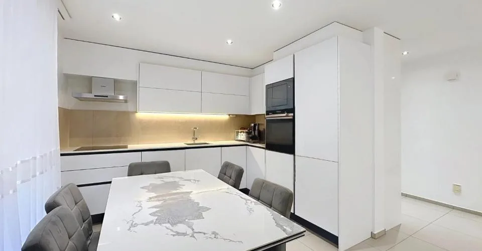 Moderne Villa mit doppeltem Potenzial – Foto 12 von 18
