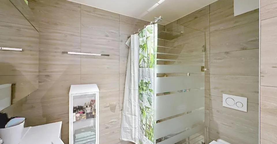 Moderne Villa mit doppeltem Potenzial – Foto 14 von 18