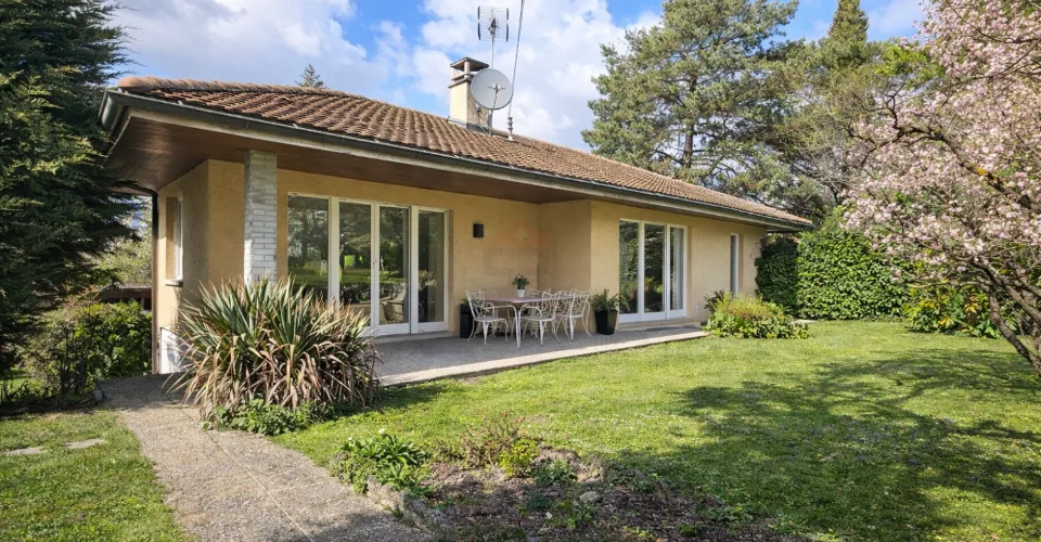 Élégante villa individuelle aux volumes généreux sur parcelle arborée de 1'088 m²