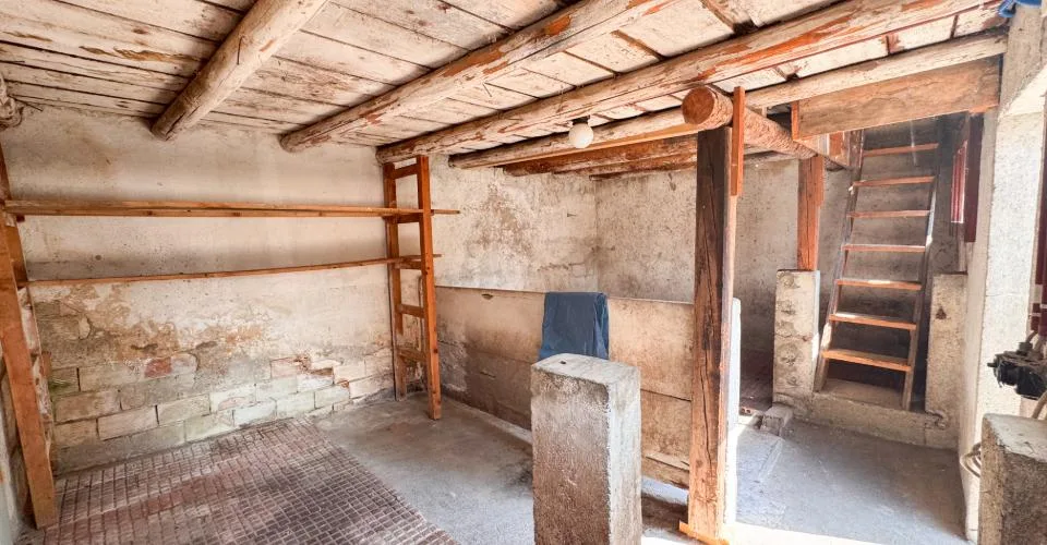 Casa di villaggio con due annessi – forte potenziale di trasformazione a Ollon