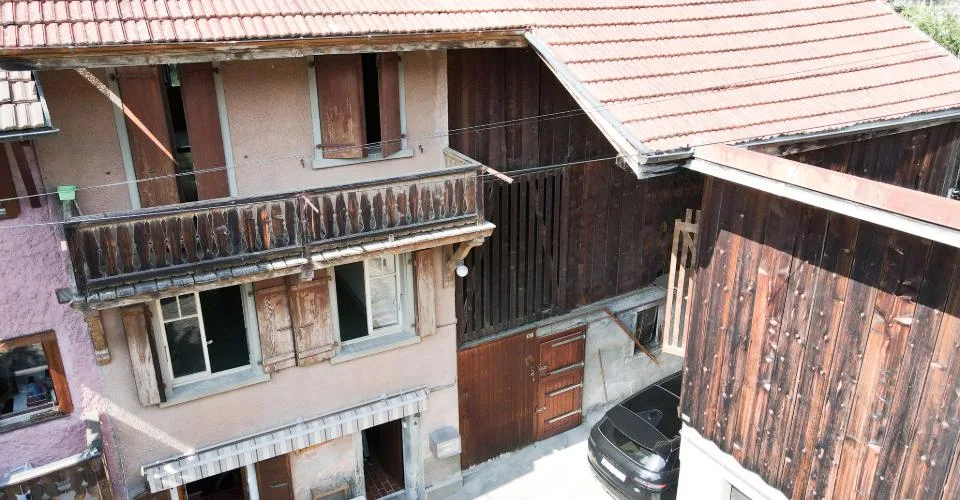 Maison villageoise avec deux dépendances – fort potentiel de transformation à Ollon
