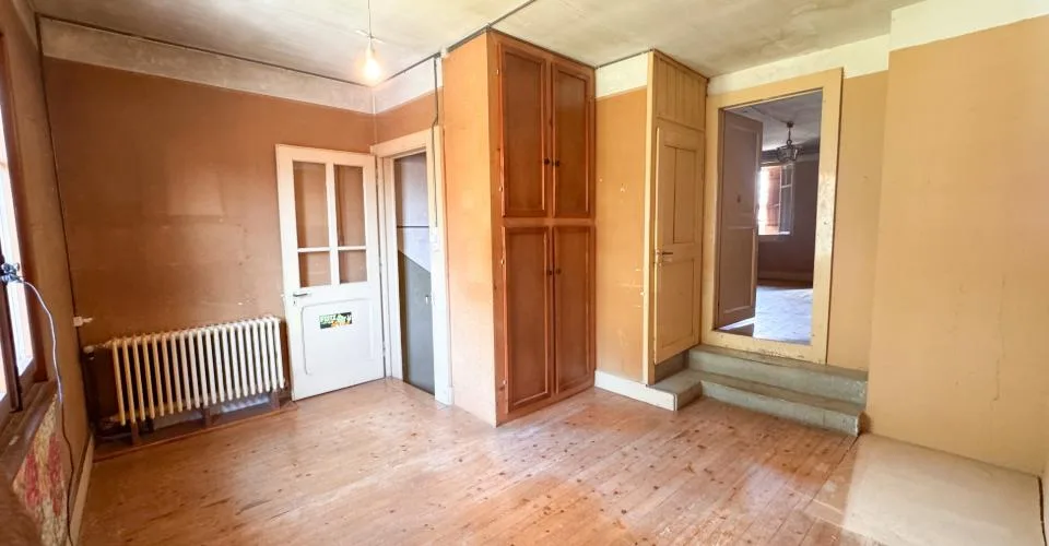Casa di villaggio con due annessi – forte potenziale di trasformazione a Ollon