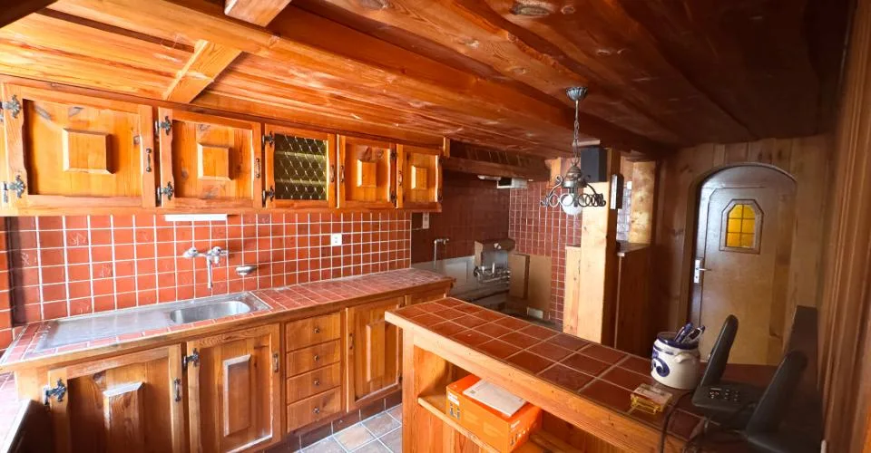 Casa di villaggio con due annessi – forte potenziale di trasformazione a Ollon