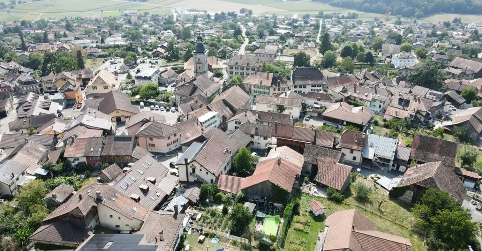 Casa di villaggio con due annessi – forte potenziale di trasformazione a Ollon
