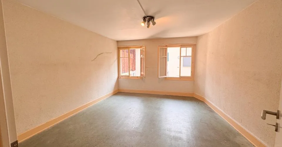 Casa di villaggio con due annessi – forte potenziale di trasformazione a Ollon