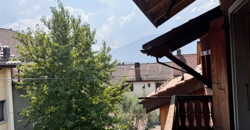 Casa di villaggio con due annessi – forte potenziale di trasformazione a Ollon