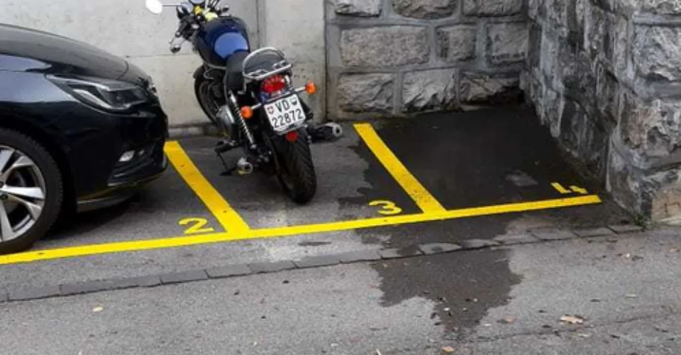 Place de parc moto extérieure au centre de Lausanne