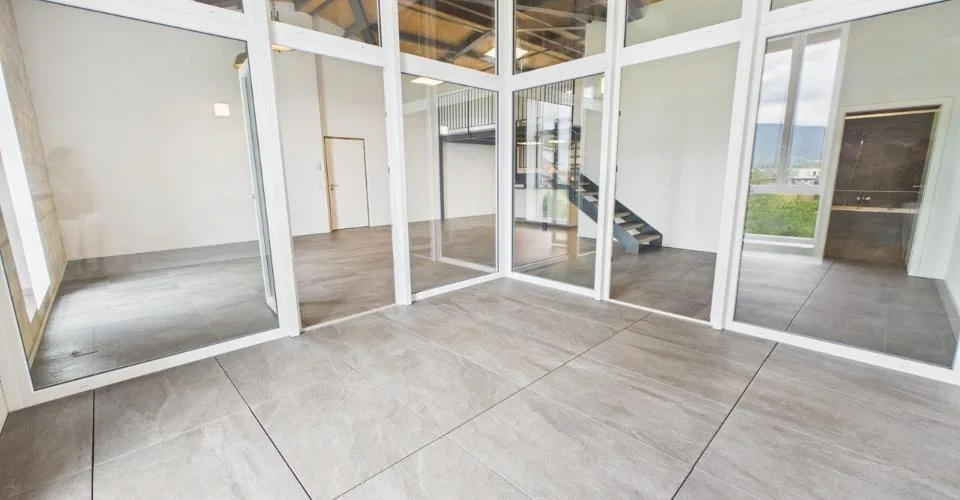 Loft moderne avec galerie à Gampelen