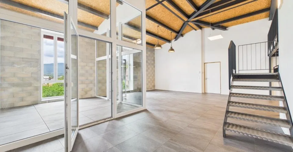 Loft moderne avec galerie à Gampelen