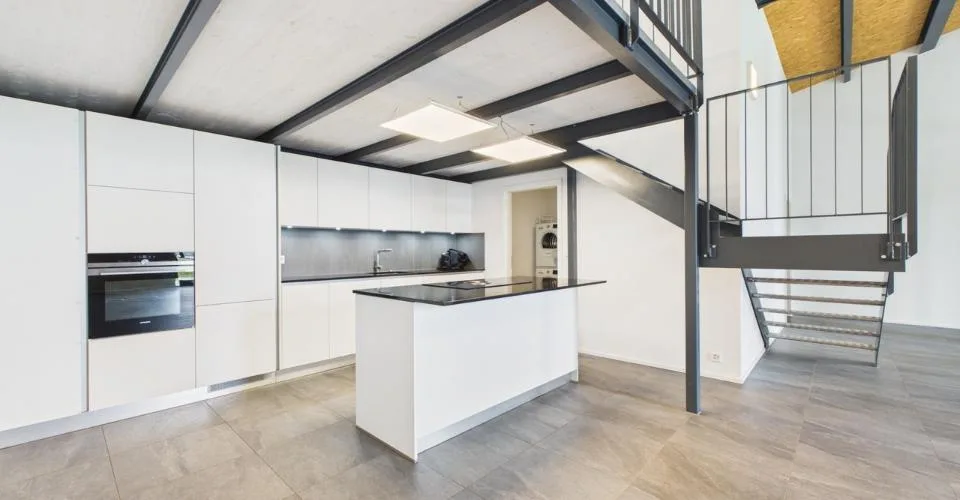 Loft moderne avec galerie à Gampelen