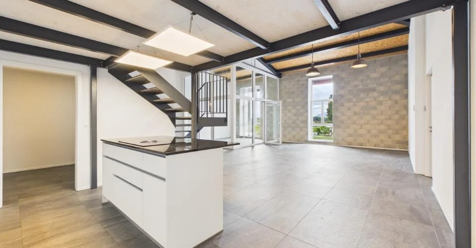 Loft moderne avec galerie à Gampelen