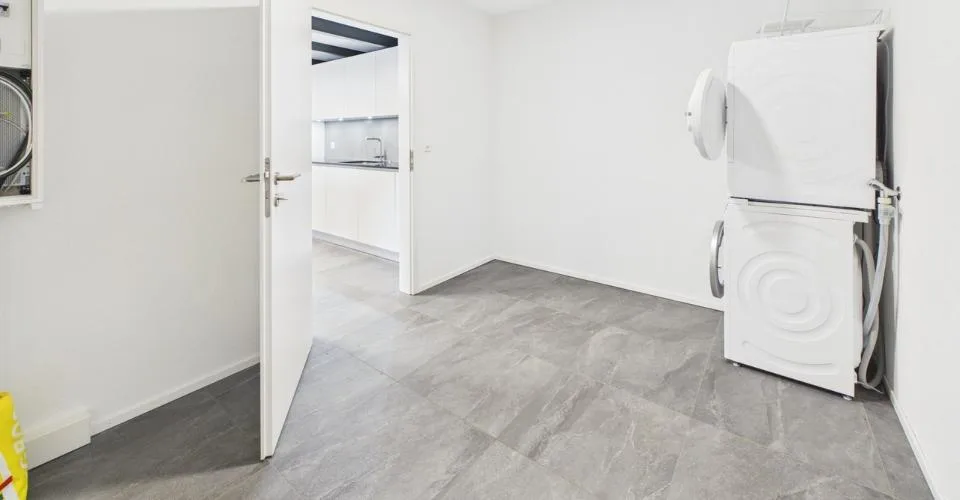 Loft moderne avec galerie à Gampelen