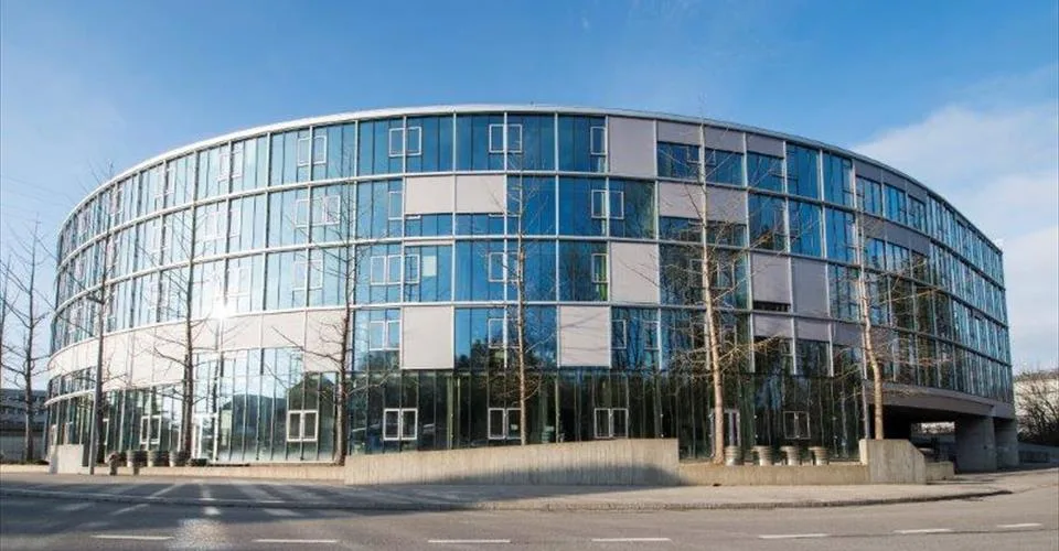 Place de parking dans la zone des bâtiments commerciaux