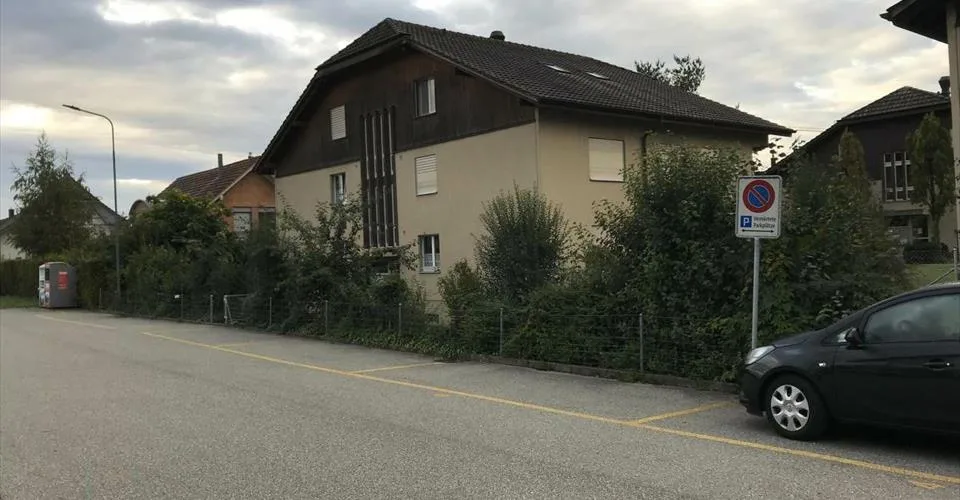 Places de parking directement à la gare d'Aefligen