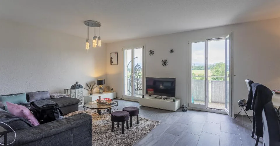 Appartement de 4.5 pièces lumineux avec balcon et place de parc à Onnens