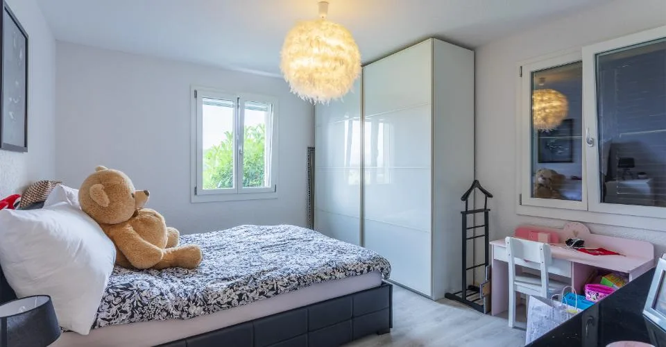 Appartement de 4.5 pièces lumineux avec balcon et place de parc à Onnens