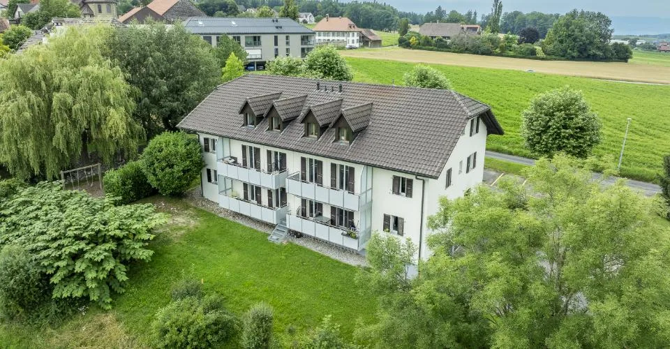 Appartement de 4.5 pièces lumineux avec balcon et place de parc à Onnens