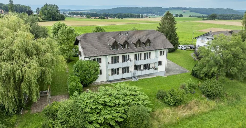 Appartement de 4.5 pièces lumineux avec balcon et place de parc à Onnens
