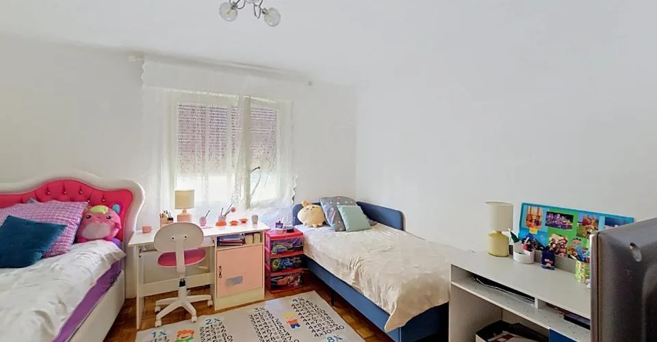 Bel appartement de 3 pièces au 4ème étage d'environ 67 m2