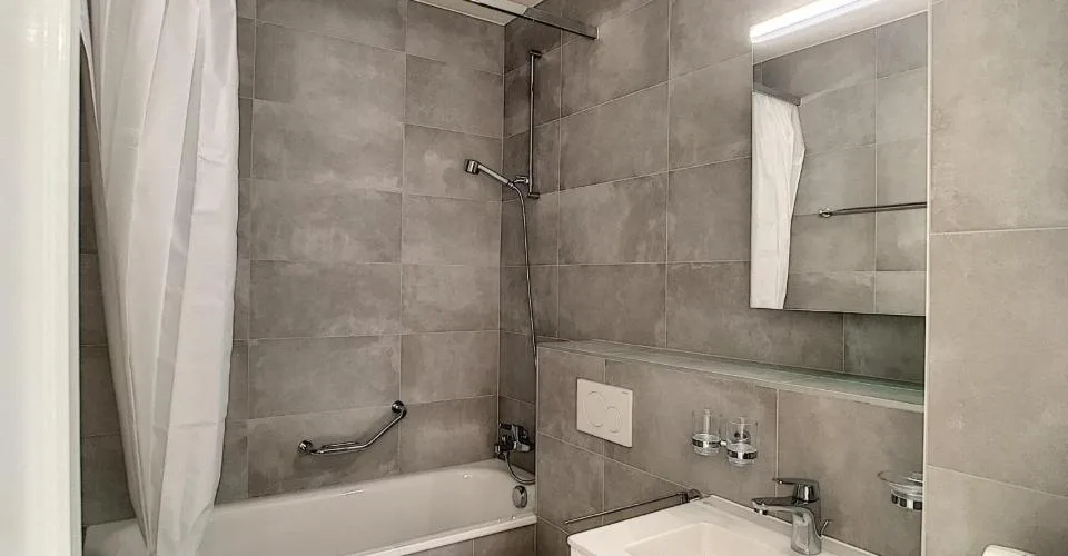 Bel appartement rénové de 3 pièces au 1er étage – Foto 2 von 7