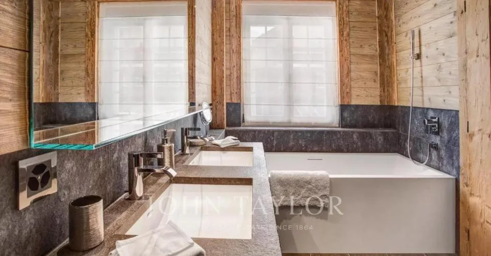 Chalet de style James Bond avec piscine et spa