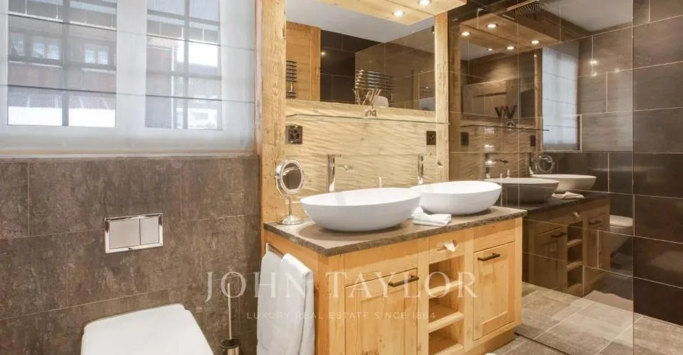 Chalet de style James Bond avec piscine et spa