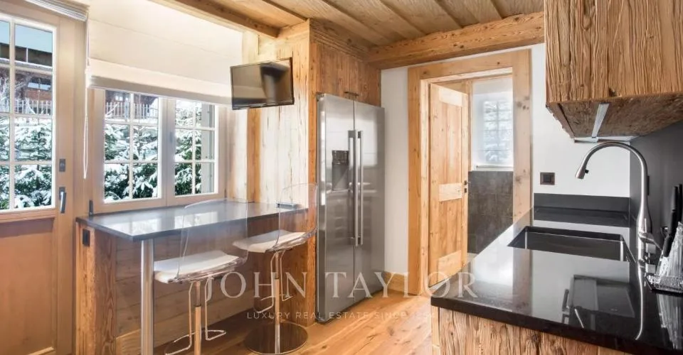 Chalet de style James Bond avec piscine et spa