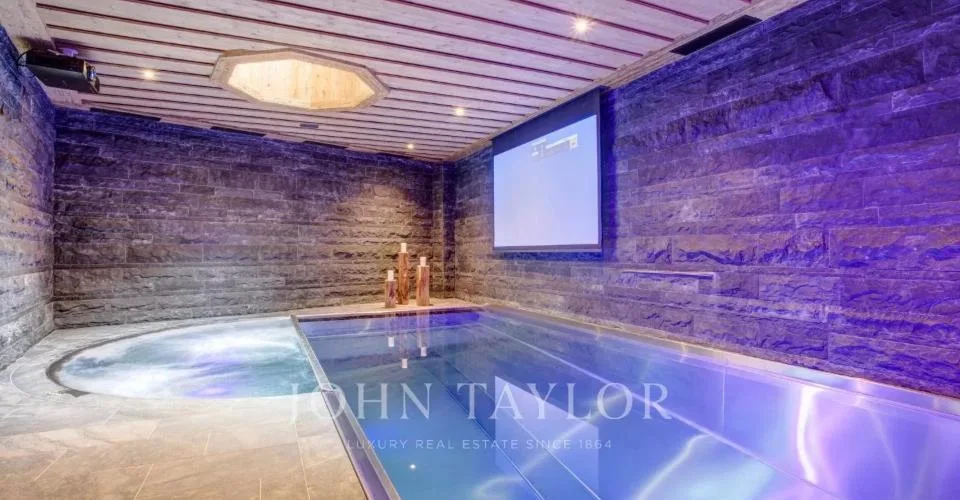 Chalet de style James Bond avec piscine et spa